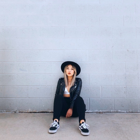 Meet your Posher, Nina • IG: @xoninackim - Picture 4 of 7